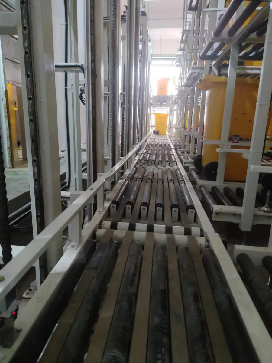 Interior del almacenamiento por transportadores